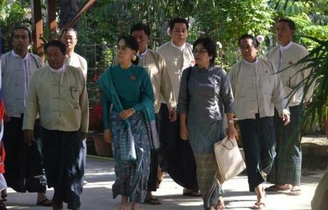 Objectif: Présidente de la Birmanie en 2015! Aung San Suu Kyi, réélue à l'unanimité à la tête de son parti, la Ligue Nationale pour la Démocratie. Objectif: Présidente de la Birmanie en 2015! Aung San Suu Kyi, réélue à l'unanimité à la tête de son parti, la Ligue Nationale pour la Démocratie.