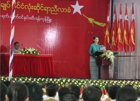 Objectif: Présidente de la Birmanie en 2015! Aung San Suu Kyi, réélue à l'unanimité à la tête de son parti, la Ligue Nationale pour la Démocratie. 