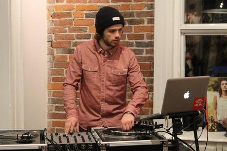 DJ Clae qui mixe à la soirée Kitsch