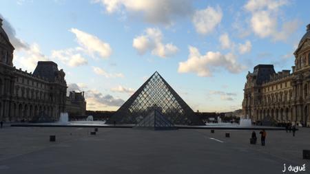 pyramide du louvre paris