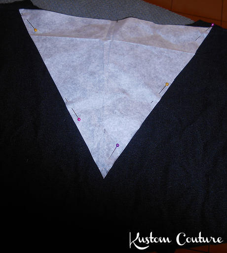 Epinglage du patron dans le dos pour la customisation du pull | Kustom Couture
