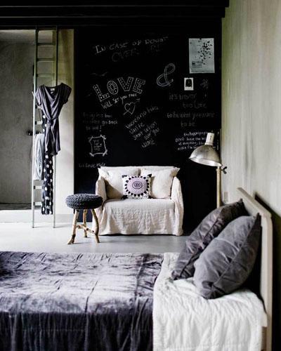 Osez une déco en couleurs : chambre mur noir