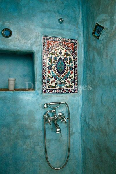 Osez une décoration en couleurs : salle de bain tadelak