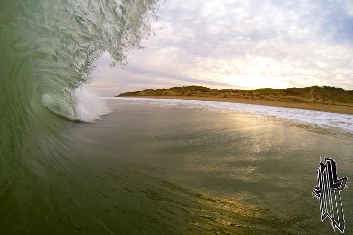 Photo du jour… Quelques jolies vagues ce matin, et des températures toujours bien fraîche. la cagoule est encore de rigueur… Bon weekend !