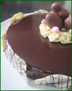 Entremets miroir au chocolat nid de pâques : biscuit aux amandes, croquant au chocolat et mousse au chocolat