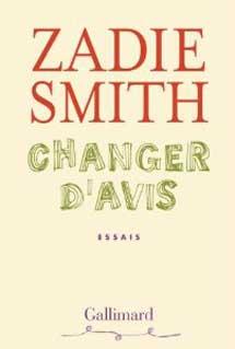 Dans Changer d’avis, Zadie Smith évoque avec humour et sincérité sa façon d’écrire.
Elle ne donne pas de conseils cette fois, mais explique sa façon de procéder qu’elle appelle le micromanagement.
Elle explique que le plus dur, ce sont les vingt premières pages. Il faut en effet trouver la voix, le ton, la narration. (En cela, elle rejoint deux autres écrivains que j’aime Joyce Carol Oates, et Philippe Djian.) Ces vingt premières pages peuvent être réécrites un nombre incalculable de fois. Puis, quand elle a trouvé le bon ton, la bonne perspective, la bonne voix/voie, elle s’engage et s’immerge. Elle raconte que vers le milieu du roman (pas au sens de centre mais de coeur), elle est si pénétrée de ce qu’elle écrit que plus rien n’existe vraiment du monde réel. L’écrivain est alors infréquentable : “et même si votre femme vous apprend qu’elle couche avec votre frère, son visage n’est qu’un énorme point virgule, ses bras des parenthèses et la question de que vous vous posez est de savoir si le verbe fouiller vaut mieux que feuilleter.” L’ensemble du roman se fait presque tout seul, comme par magie, grâce à une correspondance enchantée entre le verbe, le monde extérieur perçu à travers un prisme monothématique. Tout fait sens, tout s’agence, pour arriver au moment de grâce ou le livre est fini et “les quatre heures et demie qui suivent la rédaction de la phrase finale” : “La dernière fois que j’ai été dans cette situation, j’ai débouché un bon Sancerre que j’avais mis de côté, et je l’ai bu debout en gardant la bouteille à la main avant de m’allonger derrière ma maison sur les pavés, et de rester là longtemps à pleurer. C’était une journée ensoleillée de fin d’automne, et le jardin était jonché de pommes trop mûres qui sentaient mauvais.”
Voilà comment écrit Zadie Smith.
(Elle précise aussi que contrairement à beaucoup d’écrivains, elle lit pendant qu’elle écrit un livre, une peu comme si les livres des autres étaient des arômes à doser : si elle se perd dans le style, elle relit un peu de Dostoievki -qui s’intéresse davantage au fond qu’à la forme-, si elle devient trop sentimentale, elle picore de la littérature sèche, etc… Peu d’auteurs oseraient avouer une telle pratique je pense. Bref, je l’aime.)