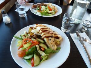Simple mais efficace : l'exemple réussi d'une belle assiette de poisson au restaurant Fimm Fiskar - Stykkishólmur