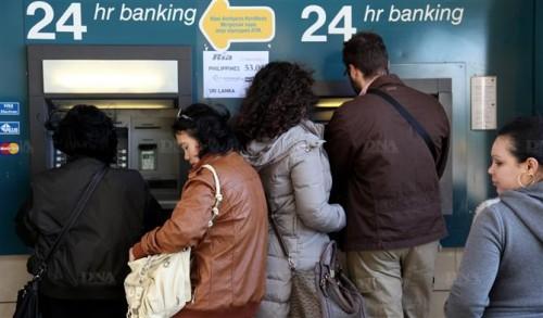 apres-l-annonce-du-plan-de-l-union-europeenne-les-chypriotes-se-sont-rues-vers-les-banques-pour-retirer-de-l-argent-photo-afp.jpg