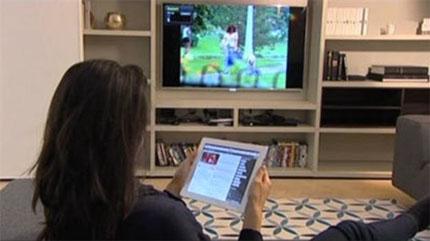 Les français utilisent de plus en plus un second écran devant leur TV