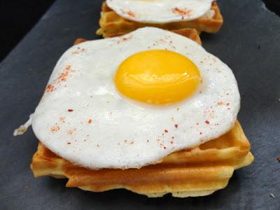 GAUFRES AUX ŒUFS AU PLAT