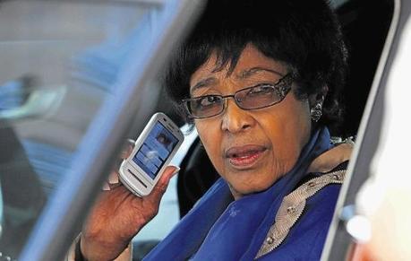 WINNIE, L'EX DE NELSON MANDELA, SURPREND DANS LE CADRE DE SON ACCUSATION D'ASSASSINAT - Winnie Madikizela-Mandela