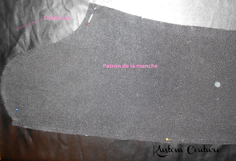 Découpage de la manche en simili-cuir | Kustom Couture