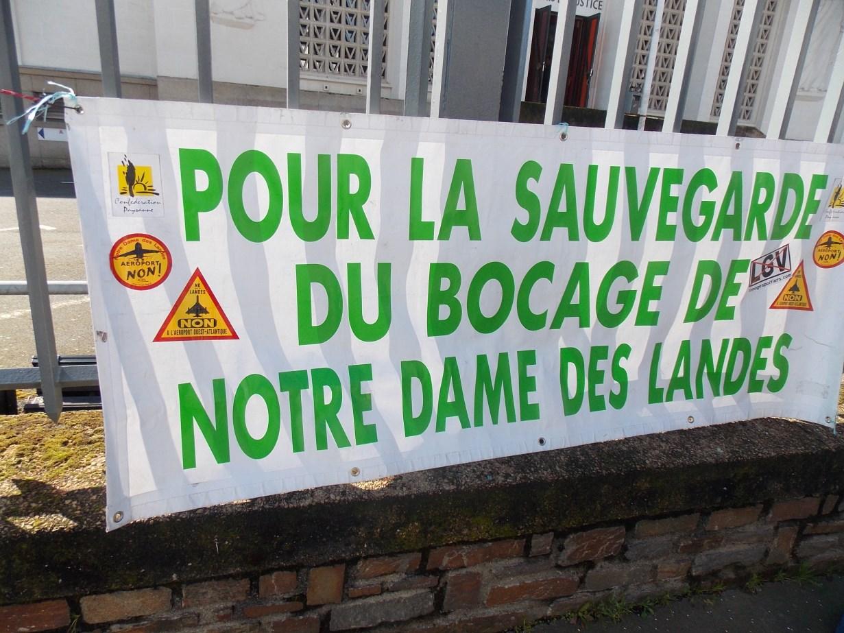 aux marches du palais