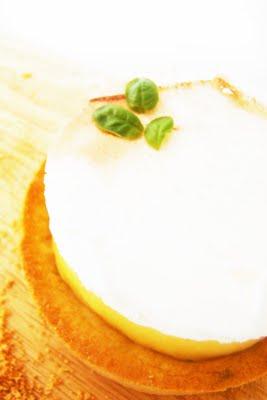 Tarte mousse citron, basilic et meringue craquante...