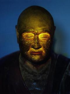 Faut-il fermer les yeux ou les garder ouvert ?