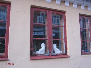 Combien pour ce chien dans la vitrine ?