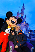 Louis Bertignac à Disneyland Paris avec Mickey devant le Chateau