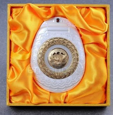 LE TELEPHONE PORTABLE GOLDEN BUDDHA - UN PORTABLE EN OR (Buddha gold cellphone)