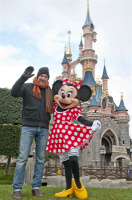 Kevin Costner salue et Minnie à Disneyland Paris