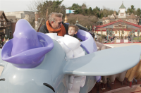 Kevin Costner et son fils sur Jumbo à Disneyland Paris