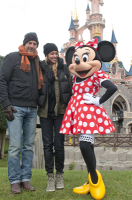 Kevin Costner en famille avec Minnie à Disneyland Paris