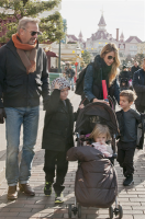 Kevin Costner et toute sa Famille se promenant dans Disneyland Paris