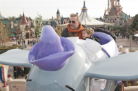 Kevin Costner et son fils sur Jumbo à Disneyland Paris