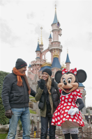 Kevin Costner en famille avec Minnie à Disneyland Paris