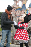 Kevin Costner et Minnie devant le Chateau à Disneyland Paris