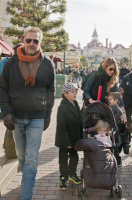Kevin Costner et sa Famille se baladant à Disneyland Paris