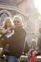 Kevin Costner et son enfant à Disneyland Paris