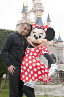 Lucas Moura et Minnie à Disneyland Paris
