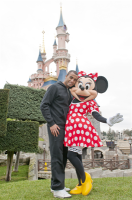 Lucas Moura et Minnie devant le Chateau à Disneyland Paris