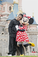 Lucas Moura et Minnie posent devant le Chateau à Disneyland Paris