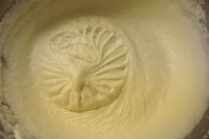 Nougat glacé, montez la crème liquide en chantilly Nougat glacé, montez la crème liquide en chantilly