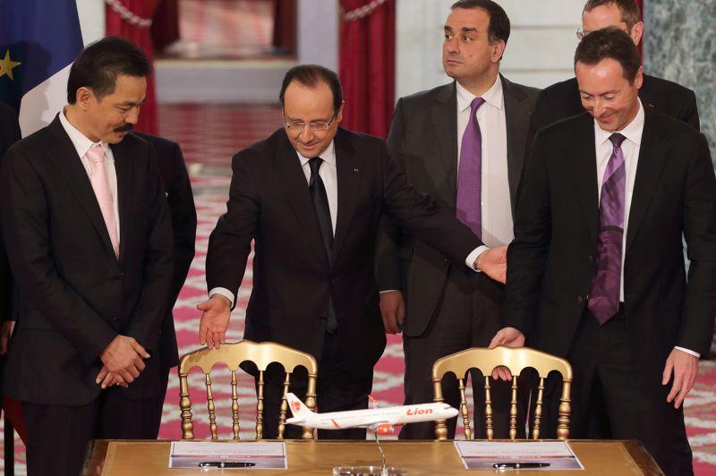 Contrat historique. Airbus a signé, en présence de François Hollande, un contrat d'achat de 234 avions avec la compagnie indonésienne Lion Air pour un montant de 18,4 milliards d'euros. La commande se décompose en 109 avions A 320 NEO, future version moins gourmande en carburant du moyen-courrier vedette de l'avionneur européen, 65 avions A 321 NEO et 60 avions A 320, la version actuelle. Un accord commercial qui devrait permettre la création de 5000 emplois en France pendant dix ans. Le ministre du Redressement productif, Arnaud Montebourg, s'est félicité du «contrat du siècle» décroché par Airbus, le plus gros de l'histoire aéronautique.
