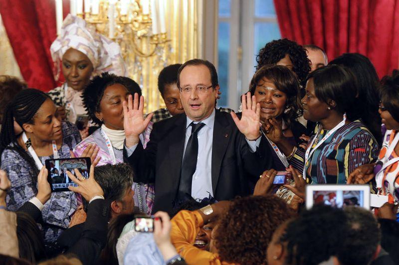 Haut les mains. Le président a reçu à l'Élysée le premier Forum mondial des femmes francophones ce mercredi, organisé sous l'impulsion de la ministre déléguée à la Francophonie Yamina Benguigui. Plus de 400 femmes de 77 pays francophones se sont réunies pour lancer un appel international contre les violences infligées aux femmes, notamment dans l'est de la République démocratique du Congo. Le gouvernement français, avec le départ de Jérôme Cahuzac, compte désormais plus de femmes que d'hommes, une première dans l'histoire de la Ve République, a souligné mercredi le président François Hollande.