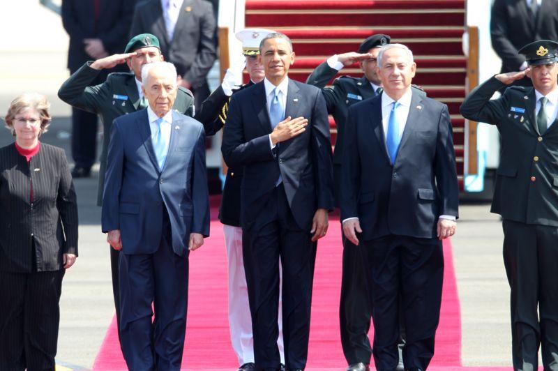 Historique. Le président des États-Unis Barack Obama a entamé ce mercredi à Tel-Aviv sa première visite en Israël depuis son arrivée au pouvoir en 2009. L'avion présidentiel Air Force One a atterri peu après 12 h 15 à l'aéroport Ben Gourion. Barack Obama a été accueilli par le président, Shimon Peres, le Premier ministre, Benyamin Netanyahou et l'ambassadeur des États-Unis en Israël, Dan Shapiro. «La paix doit arriver en Terre sainte. Nous ne perdrons jamais de vue la paix entre Israël et ses voisins» arabes, notamment palestiniens, a déclaré Barack Obama dans une brève allocution sur le tarmac.
