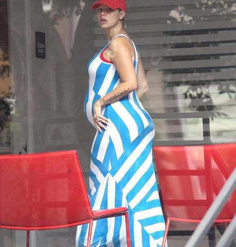 Amber Rose en decémbre 2012 un peu avant l'accouchement avec une jolie robe bleu et blanche à rayures