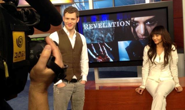 Joseph Morgan et Persia White sur le Plateau de CBS Atlanta.