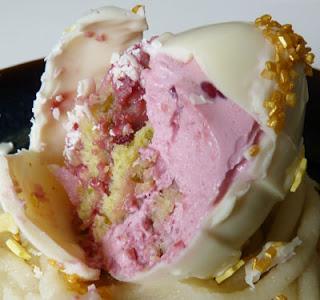 Oeuf de pâques au chocolat blanc, à la mousse de framboise et financier pistache sur nid en pâte d'amande