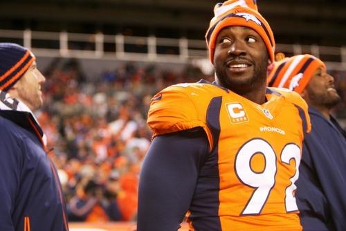 Elvis Dumervil avec les Ravens