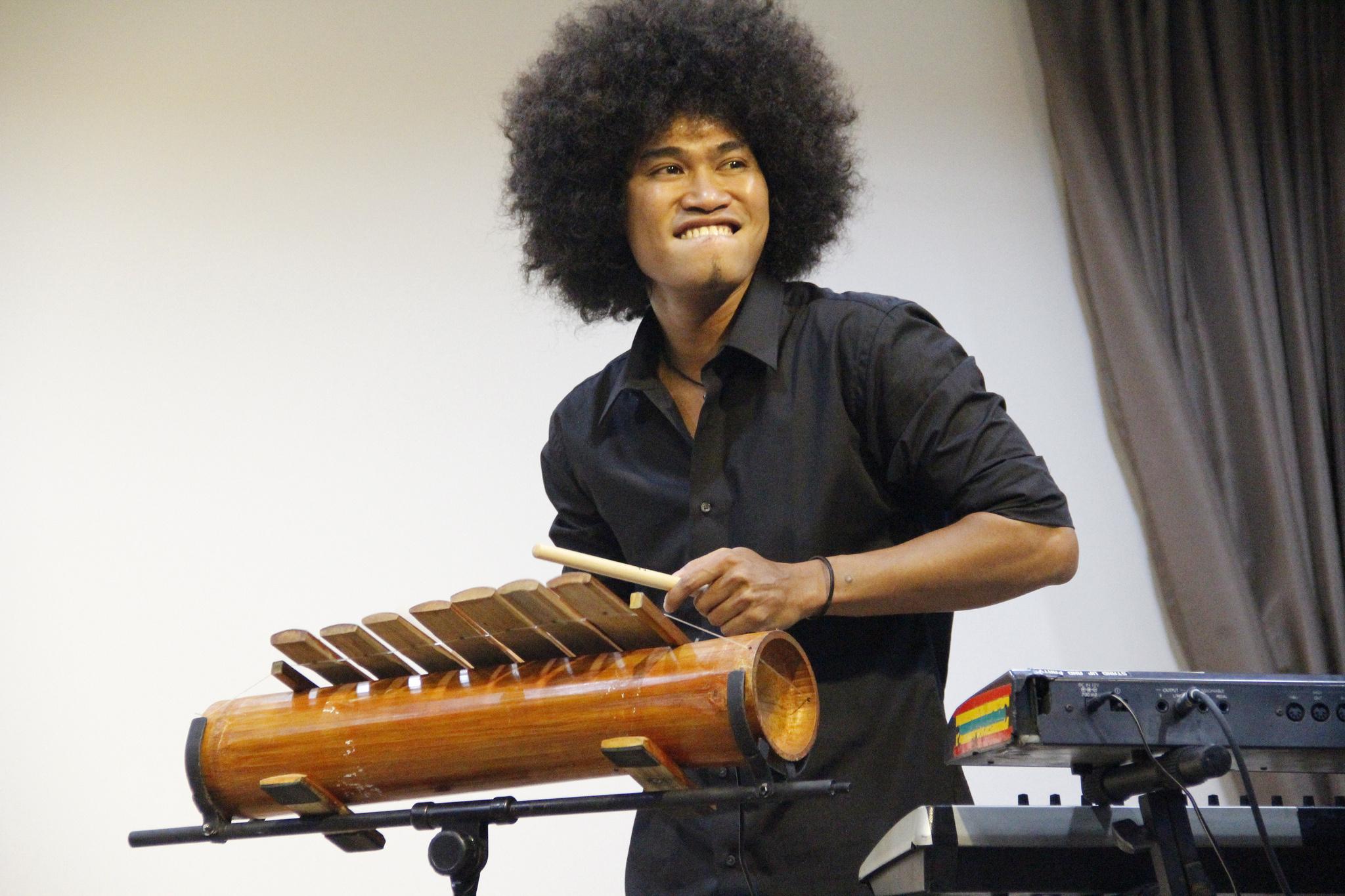 Iwanouz et son instrument de Papouasie : le cetik