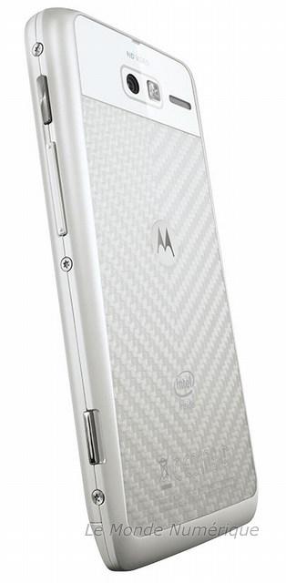 Le smartphone Motorola Razr i disponible en blanc