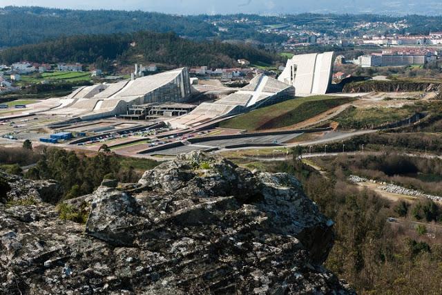 La Cité de la Culture de Galice en Espagne par Peter Eisenman - Architecture