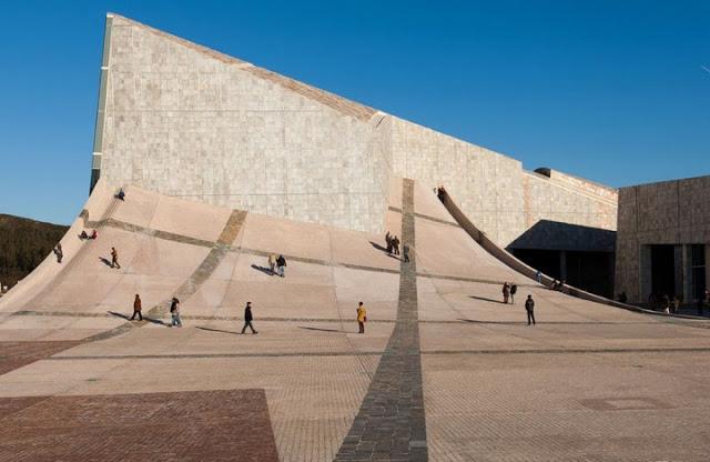 La Cité de la Culture de Galice en Espagne par Peter Eisenman - Architecture