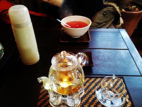 Une petite théière de thé de fleur de chrysanthème, Gukhwacha...