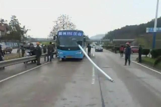 chauffeur-bus-chine-lampadaire-evite-accident.jpg