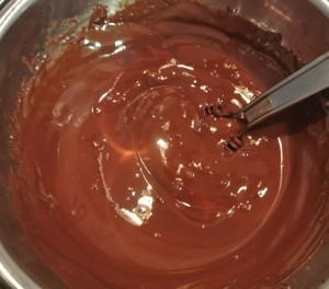 Coque en chocolat, faîtes fondre le chocolat au bain marie