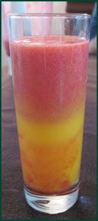 Cocktail smoothie orange-mangue-framboise-sirop de fraises